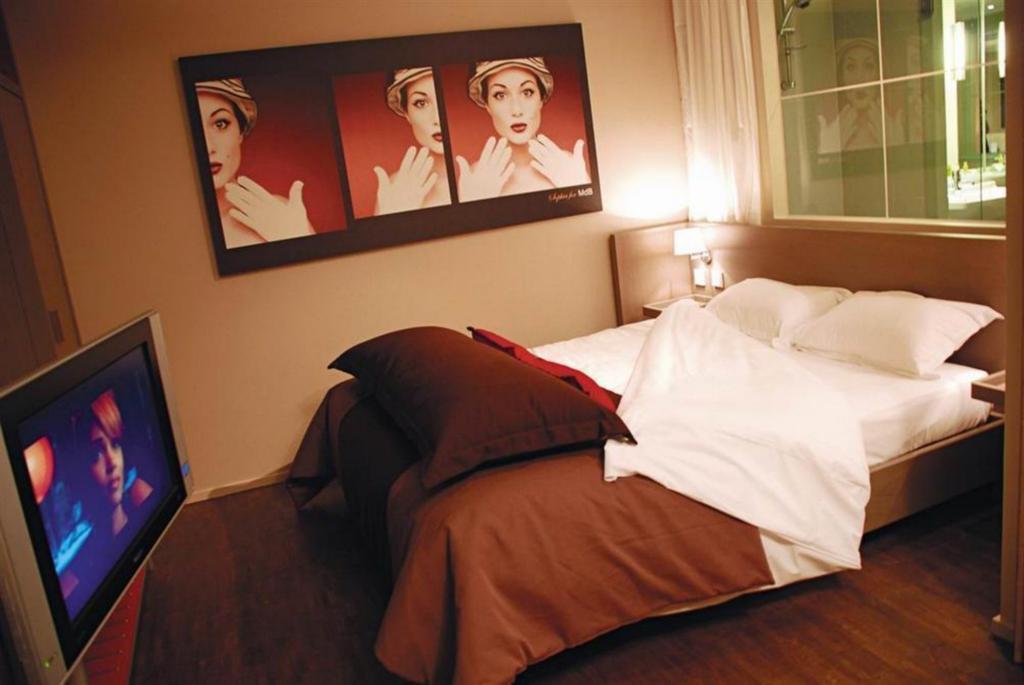 Standing By Actisource Aparthotel 4*